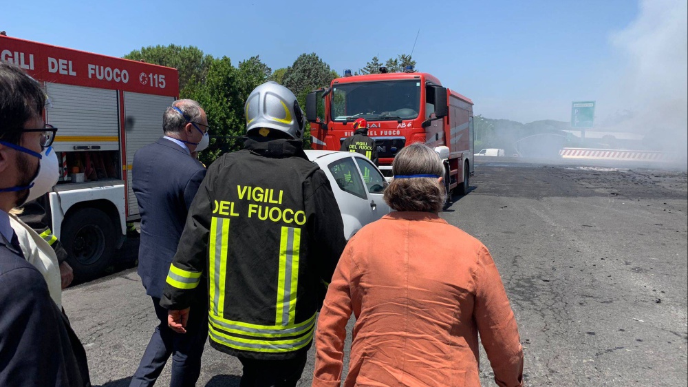 Devastante incendio alla discarica di Malagrotta, alle porte della Capitale, il fumo visibile a Km di distanza