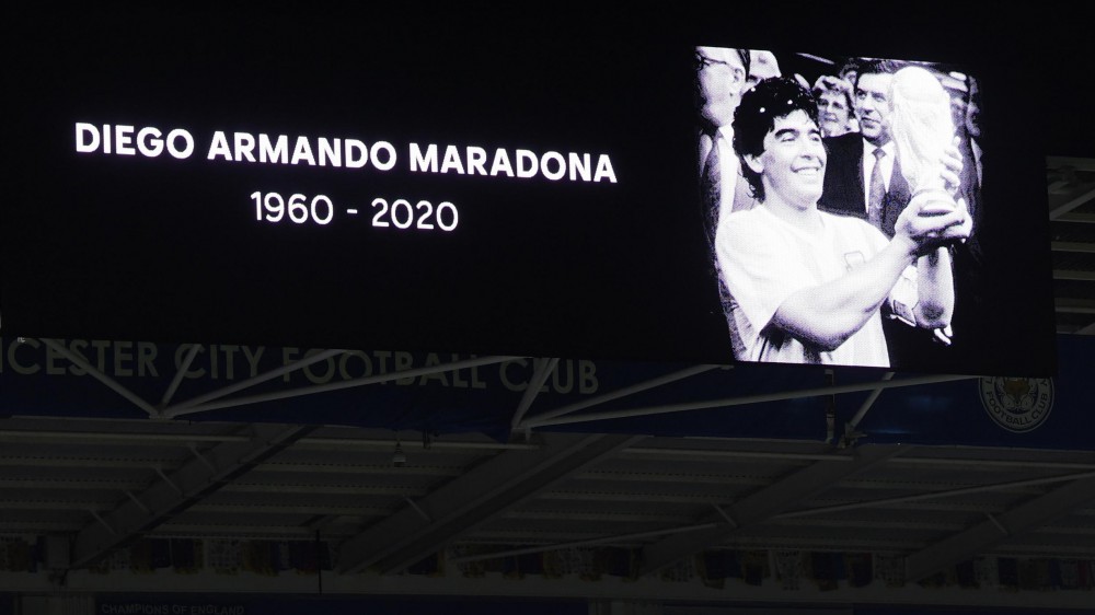 Diego Armando Maradona sarebbe caduto sbattendo la testa dopo l’operazione, in crisi di astinenza, non voleva vedere nessuno