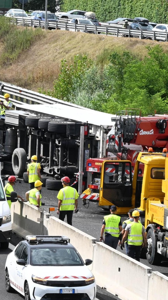 Disastro sulla A1, un camion salta la corsia, centrata una autombulanza, morti i viaggiatori
