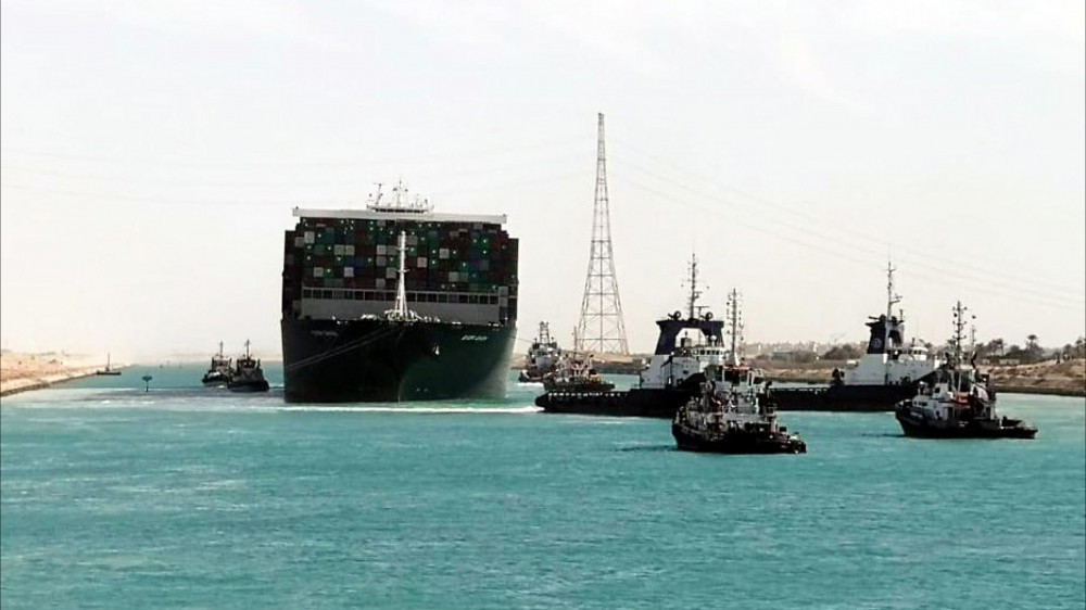 Disincagliata la portacontainer Ever Given; riprende la navigazione nel canale di Suez