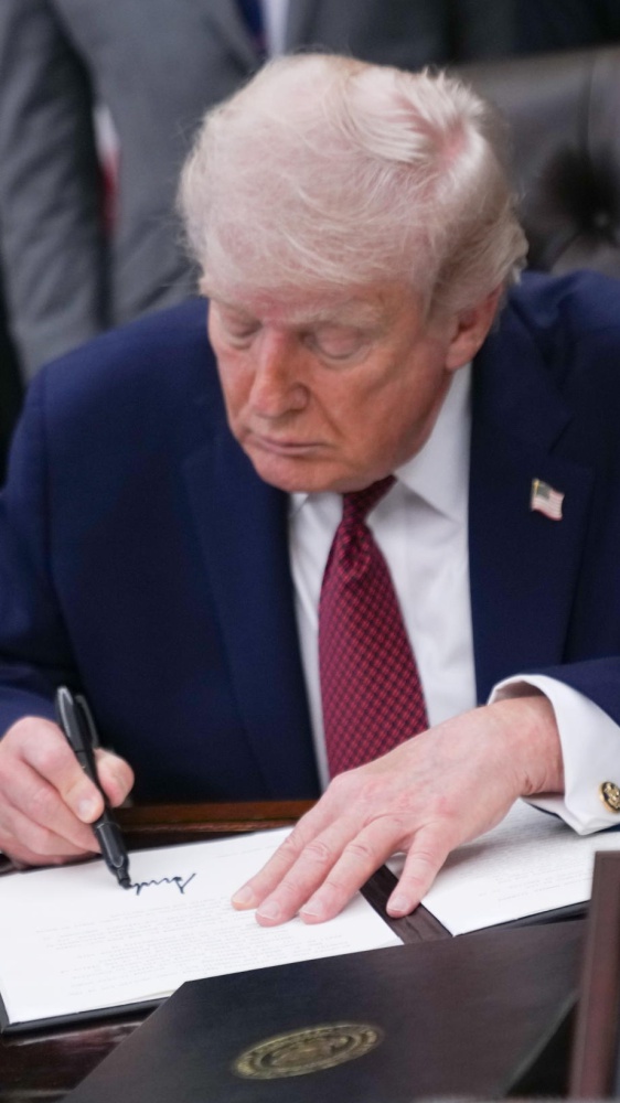 I negoziatori di Stati Uniti e Iran verso Islamabad. Trump: "Gli iraniani non hanno scelta, l'esercito è pronto"