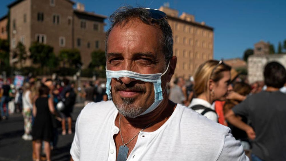 Domani i negazionisti Covid in piazza a Roma, stretta della polizia: "Senza mascherina la manifestazione verrà sciolta"