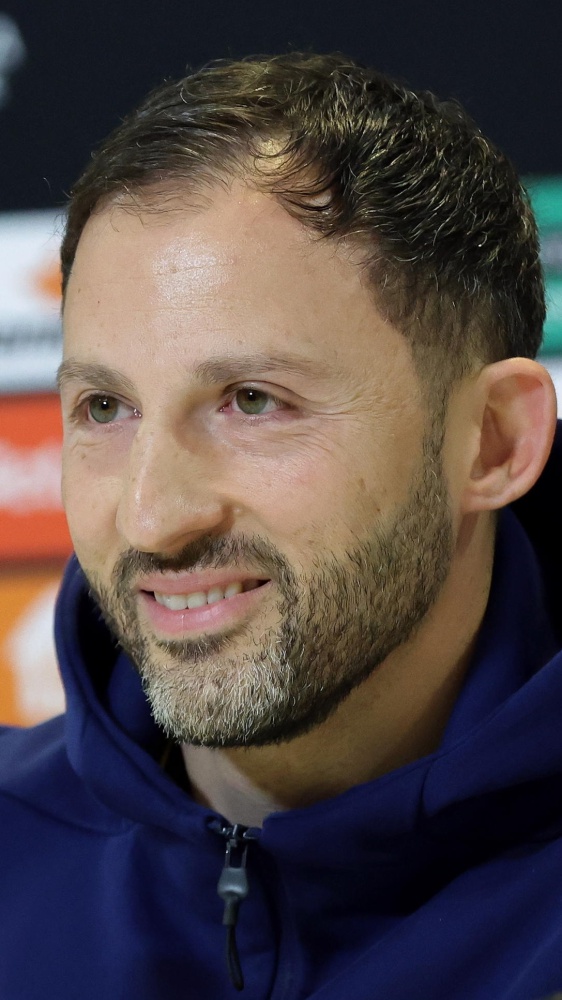 Domenico Tedesco è il nuovo allenatore del Bologna; l'austriaco Glassner si avvicina al Milan