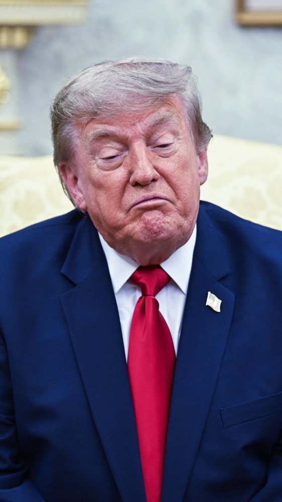 Donald Trump, accordi commerciali al posto della tassa del 20% per Hormuz