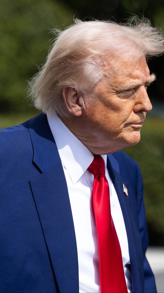 Donald Trump spaventa l'Ue con la minaccia di dazi al 50%. Nuova mossa per costringere Bruxelles a capitolare?