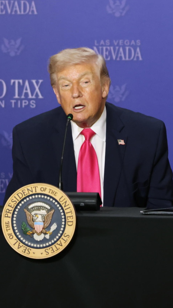 Donald Trump, sto ancora prendendo in considerazione di spostare  militari americani dalle basi italiane