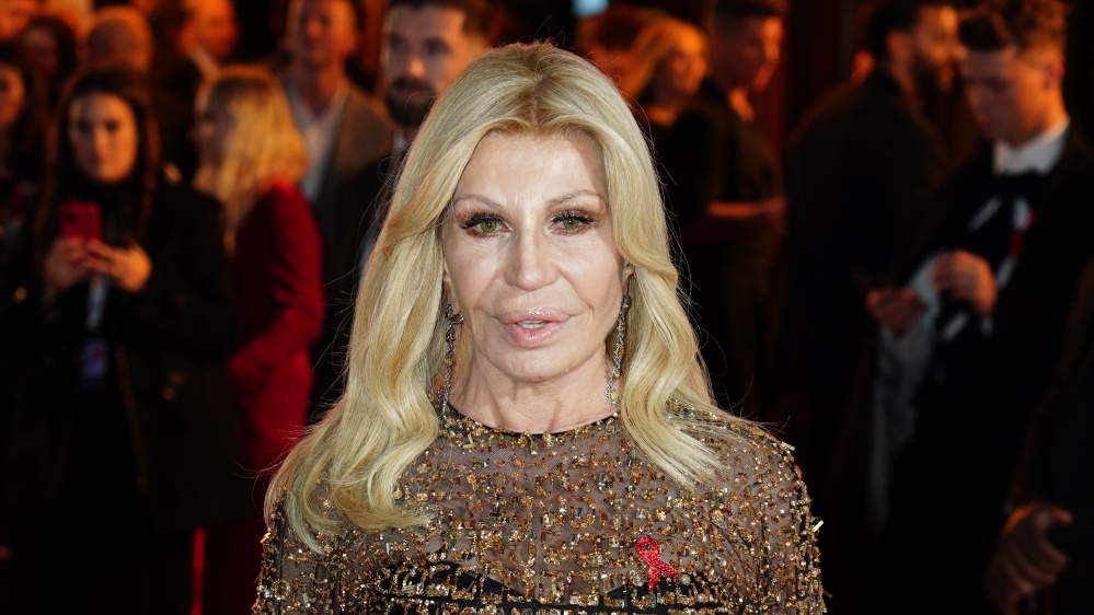 Donatella Versace irriconoscibile al gala del musical “Il diavolo veste Prada” a Londra