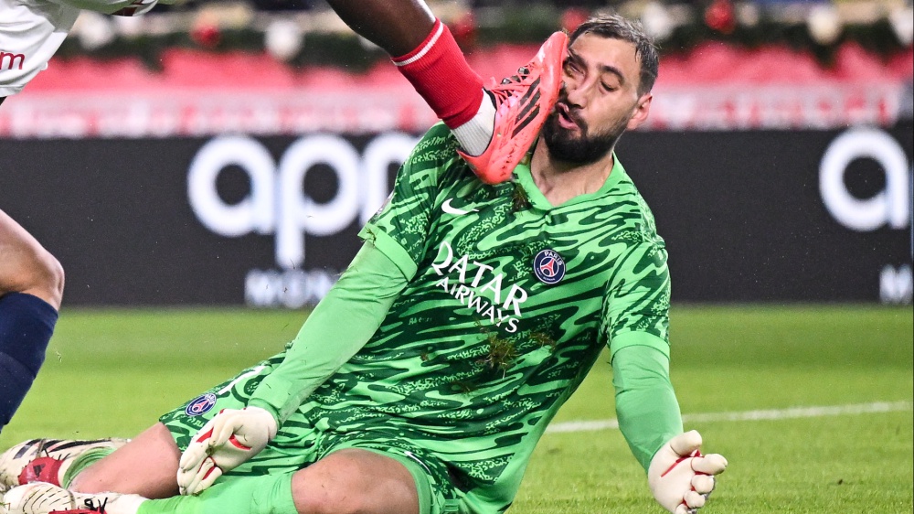 Donnarumma infortunato, terribile scontro con Singo: tacchetti in faccia e dieci punti di sutura per il portiere del Psg (FOTO)