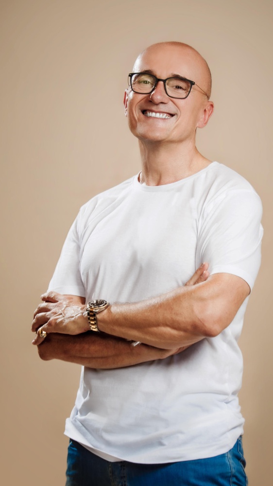 Dopo il caso Grande Fratello, Alfonso Signorini si autosospende da Mediaset e parla di calunnie da parte di Corona