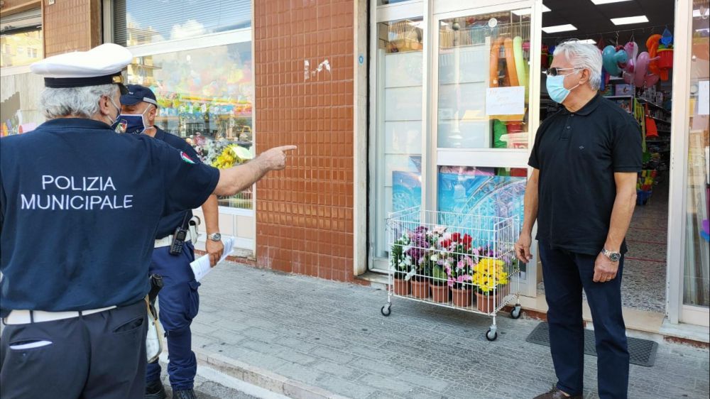 Dopo l'ordinanza di De Luca a Salerno le prime multe da mille euro a chi non porta la mascherina al chiuso