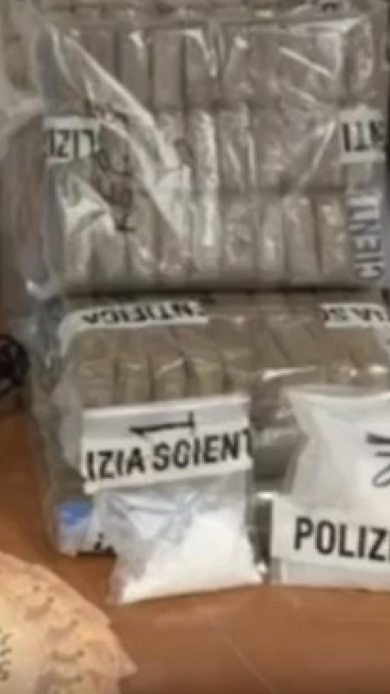 Droga spedita frazionata in pacchi verso Roma e Pescara, cocaina sequestrata per un valore di mercato di cinque milioni di euro