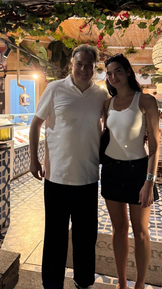 Dua Lipa a Napoli fa tappa da "Cicciotto": ecco cosa ha mangiato a pranzo la cantante