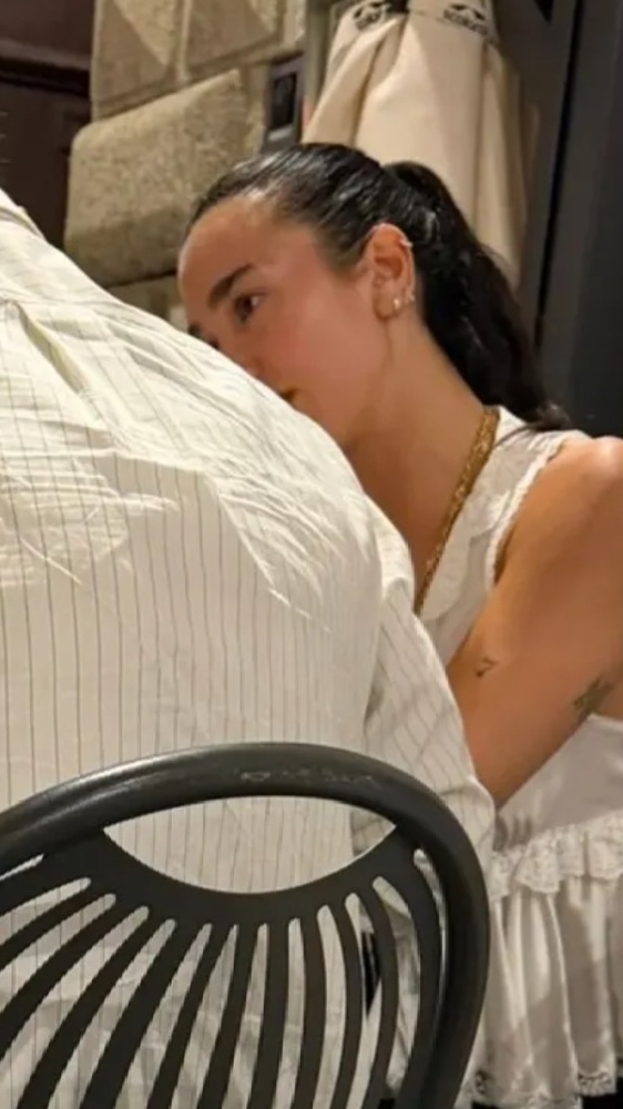 Dua Lipa, dopo la Sicilia, fa tappa in Calabria. Ecco dov'è stata paparazzata