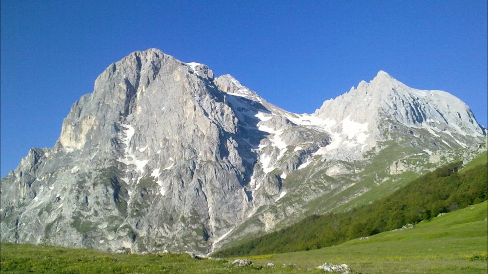 Due alpinisti giovani precipitano dal Gran Sasso, uno è grave