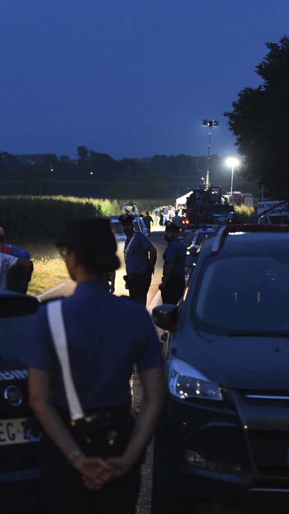Due bimbi di 6 e 8 anni hanno forse salvato  la vita della loro madre, il marito è morto poco distante in un incidente stradale