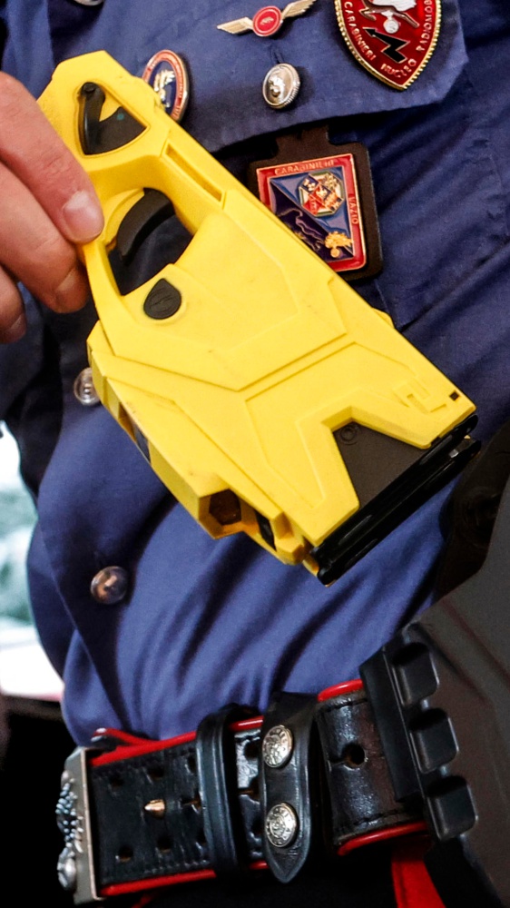 Due decessi in poche ore con l'utilizzo del taser, indagati i carabinieri che gli hanno usati per gli arresti