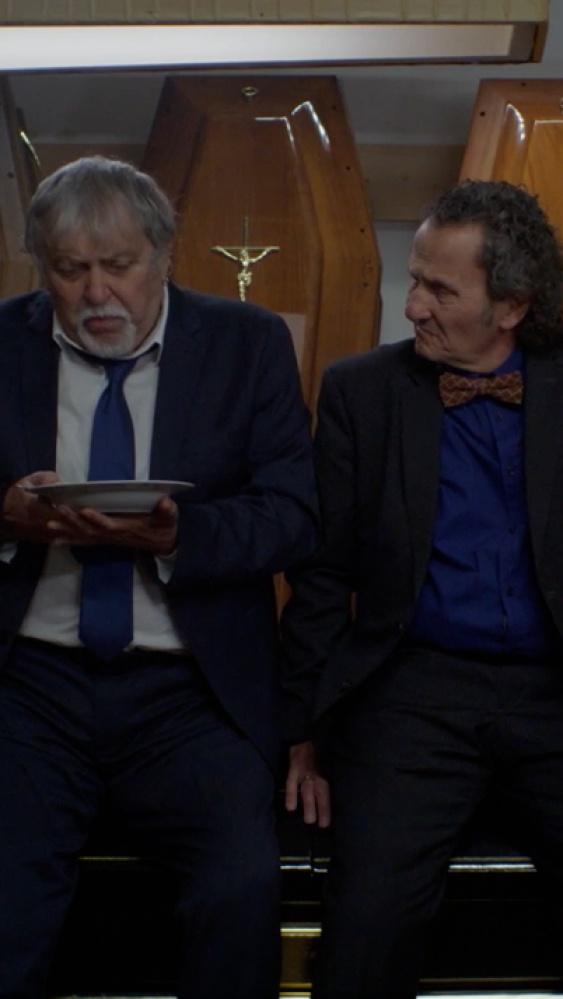 Due famiglie, un funerale, dal 13 novembre al cinema il film che vuole far “morire” dal ridere