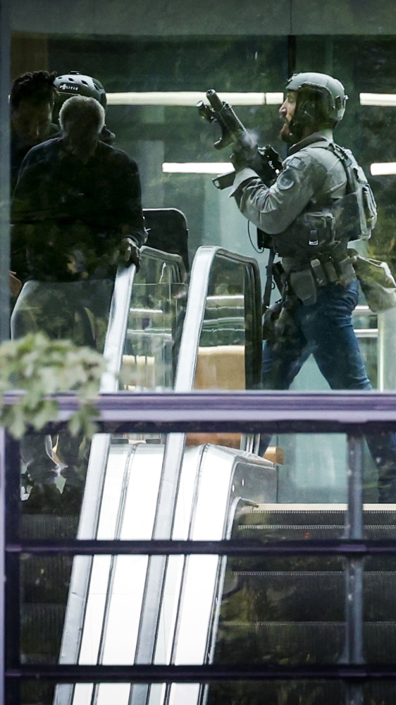 Duplice sparatoria a Rotterdam, studente fa fuoco in una casa e in università, tre morti