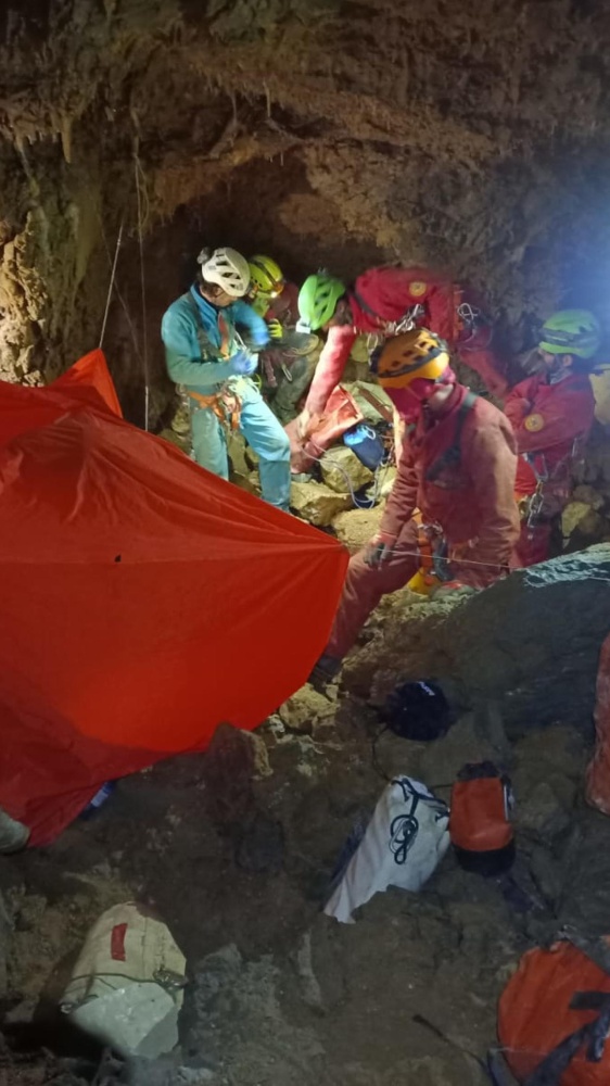 E’ stato tratto in salvo dopo 12 ore lo speleologo intrappolato nella grotta nel cuneese