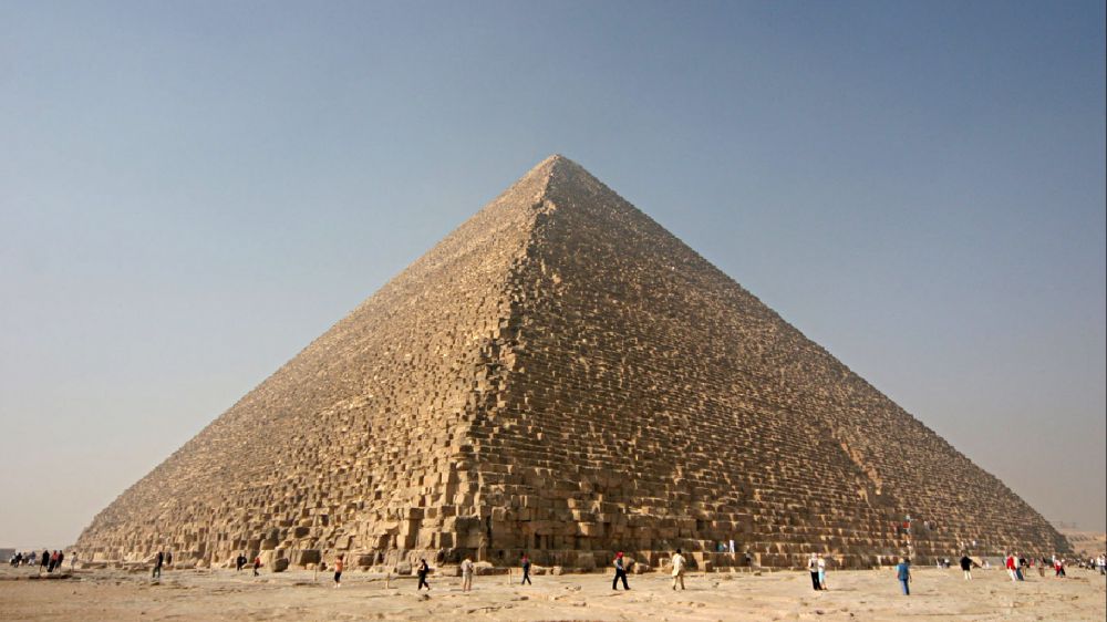 Egitto, turista scala la Piramide, arrestato