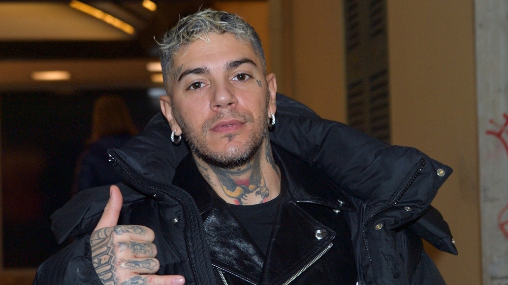 Emis Killa si ritira da Sanremo 2025. Ecco il motivo della sua decisione che annuncia sui social