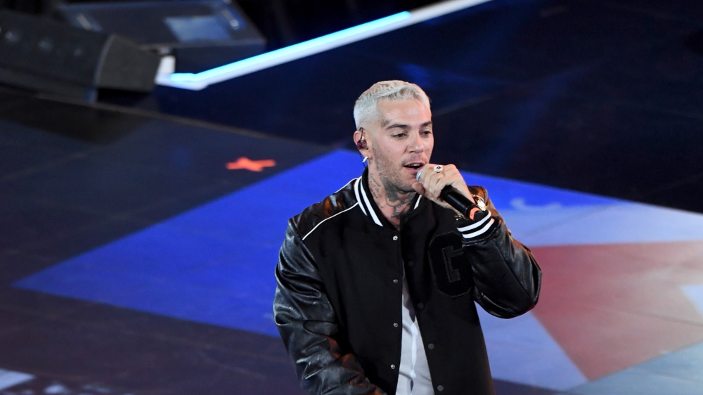 Emis Killa vieta l'uso del cellulare al concerto milanese: "No phone party"