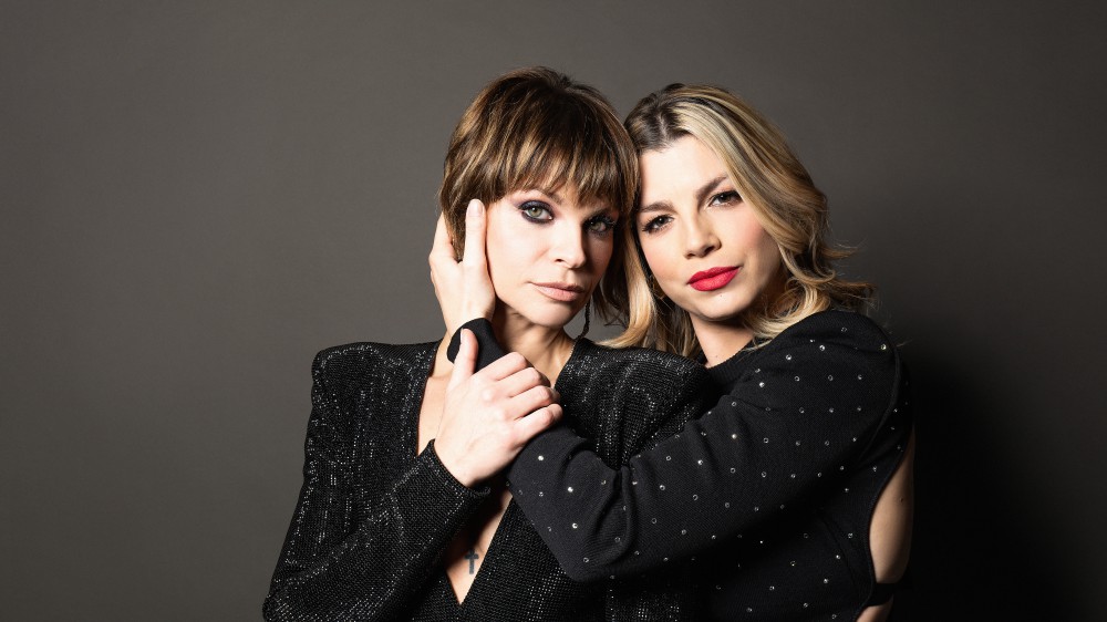 Emma e Alessandra Amoroso ospiti a RTL 102.5 presentano il nuovo singolo "Pezzo di Cuore"