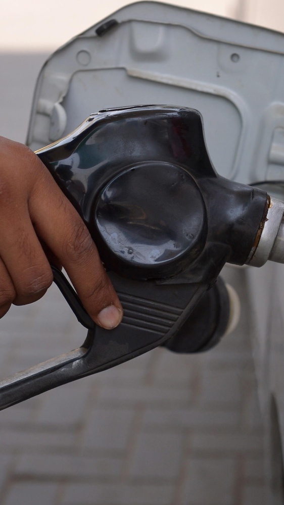 Energia, in arrivo la proroga degli sconti sui carburanti. Ma la maggioranza litiga sul voucher per i redditi bassi - 