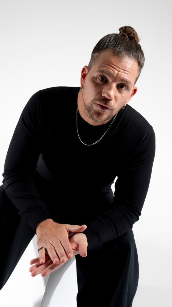 Enrico Nigiotti presenta a RTL 102.5 “Ogni volta che non so volare”, il brano in gara a Sanremo 2026