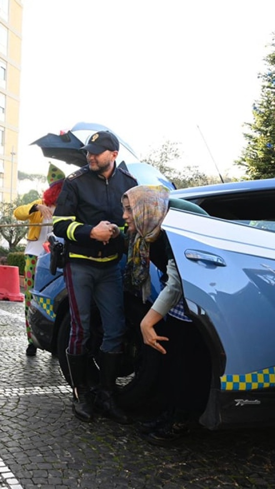 Epifania, la Befana della Polizia di Stato fa visita ai bambini del Gemelli