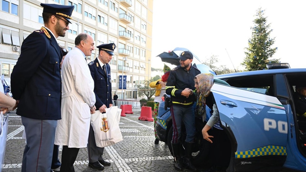 Epifania, la Befana della Polizia di Stato fa visita ai bambini del Gemelli