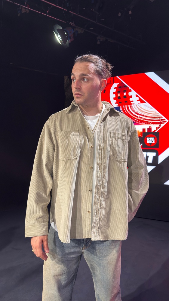 Ernia a RTL 102.5: “Le mie canzoni sono il mio modo di dire ciò che tengo dentro. Nel disco ci sono feat con alcuni degli artisti che ascoltavo da ragazzino e sono felice di avere collaborato con loro”