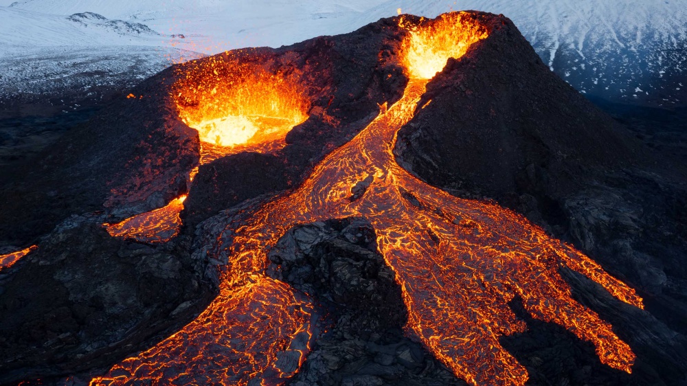 Eruzione vulcanica in Islanda, Grindavík città fantasma. Dichiarato lo stato d’emergenza