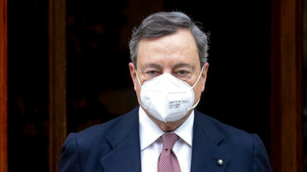 Esecutivo, da Versailles Mario Draghi tranquillizza: “L’Italia non ha ancora un’economia di guerra”