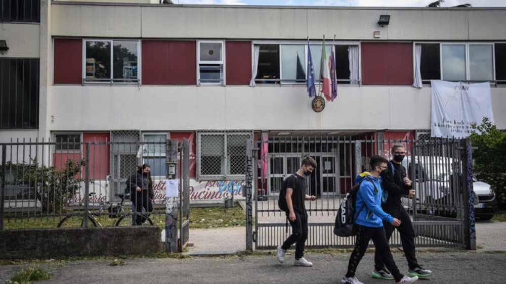 Esplode Powerbank in una scuola di Milano, perché succede
