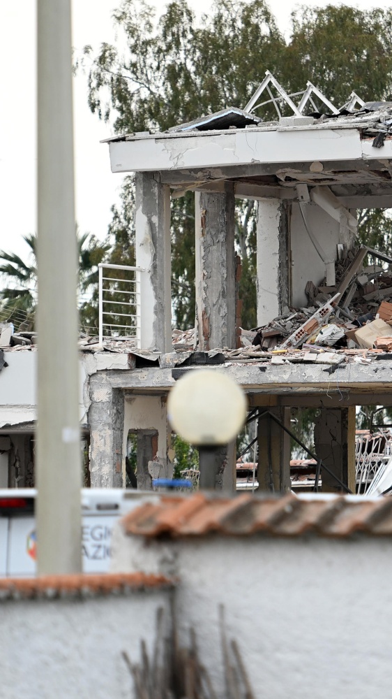 Esplosione a Roma a causa di una fuga di gas, in codice rosso in ospedale due anziani coniugi