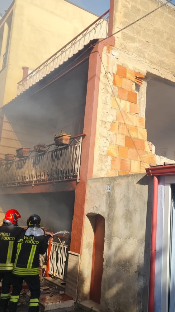 Esplosione nel barese, individuati tra le macerie i corpi dei due anziani che vivevano nella villetta in cui è esplosa una bombola di gas