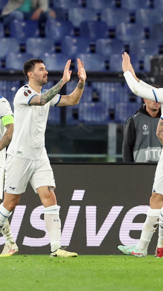 Europa League. La Lazio vince all'Olimpico e si qualifica agli ottavi di finale. Roma cade in Olanda, e sfuma l'accesso diretto agli ottavi