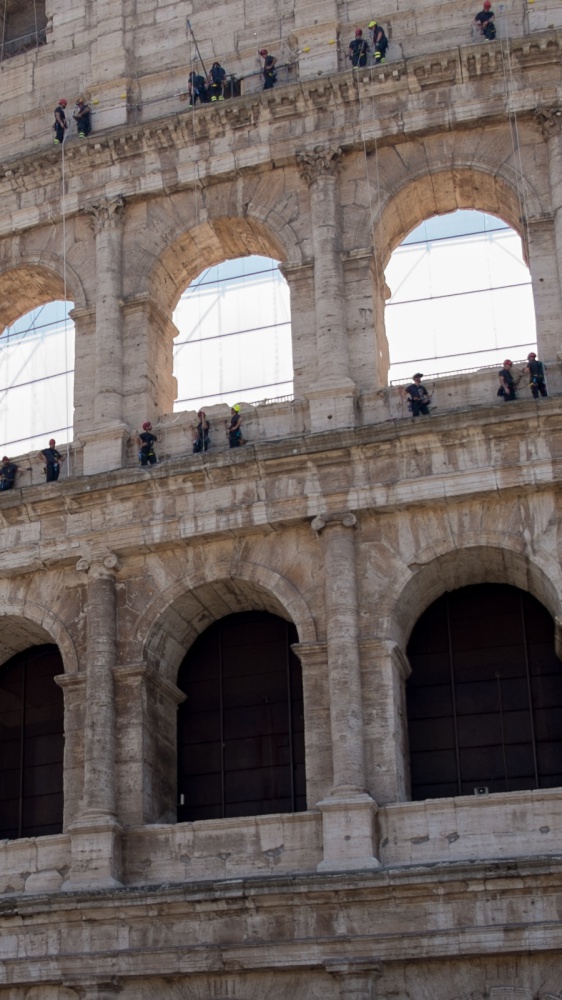 Europee, il 9 maggio slogan anti-astensionismo sui monumenti nell'Unione: l'Arco di Trionfo e il Colosseo