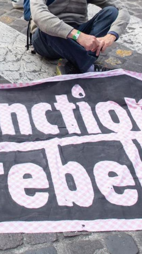 Extinction Rebellion denuncia: "Attiviste costrette a spogliarsi e fare squat in questura"