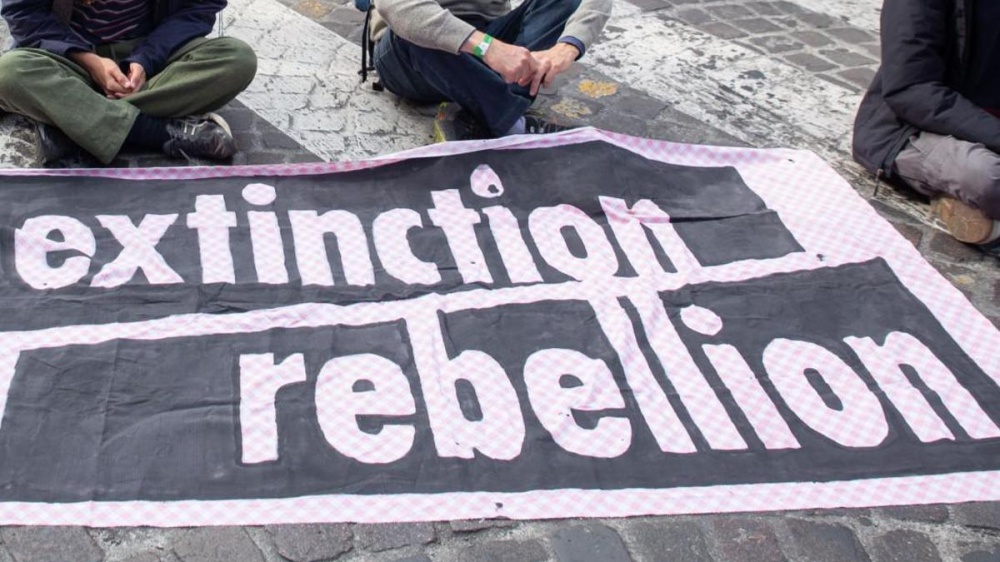 Extinction Rebellion denuncia: "Attiviste costrette a spogliarsi e fare squat in questura"