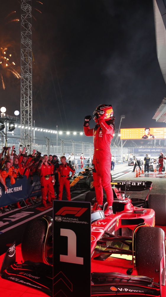 F1, la Ferrari Carlos Sainz trionfa a Singapore