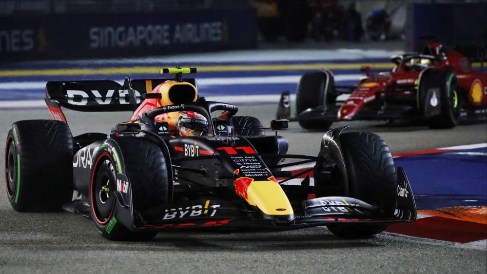 F1, Sergio Perez vince il Gran Premio di Singapore davanti alle Ferrari di Leclerc e Sainz