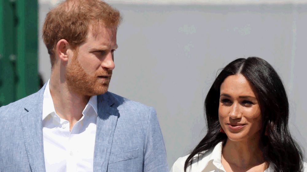 Famiglia reale, Meghan tornata in Canada, Harry resta a negoziare con la regina