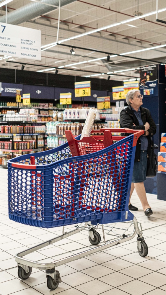 Famiglie: quasi il 60% dello stipendio se ne va in cibo, benzina e bollette. La voce più pesante è quella dei beni alimentari e delle bevande