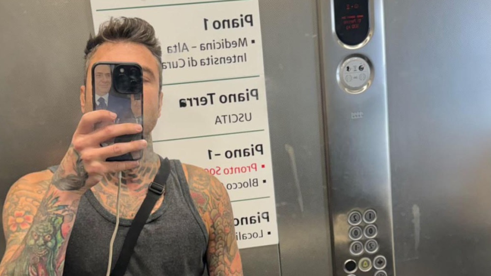 Fedez dimesso dall'ospedale rompe il silenzio sui motivi del ricovero con un video sui social  "Sto leggendo articoli basati sulla fantascienza..."