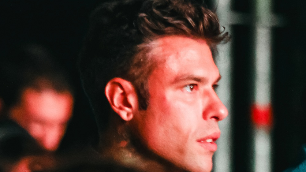 Fedez risponde al dissing di Tony Effe: L’infanzia difficile di un benestante (video e testo)