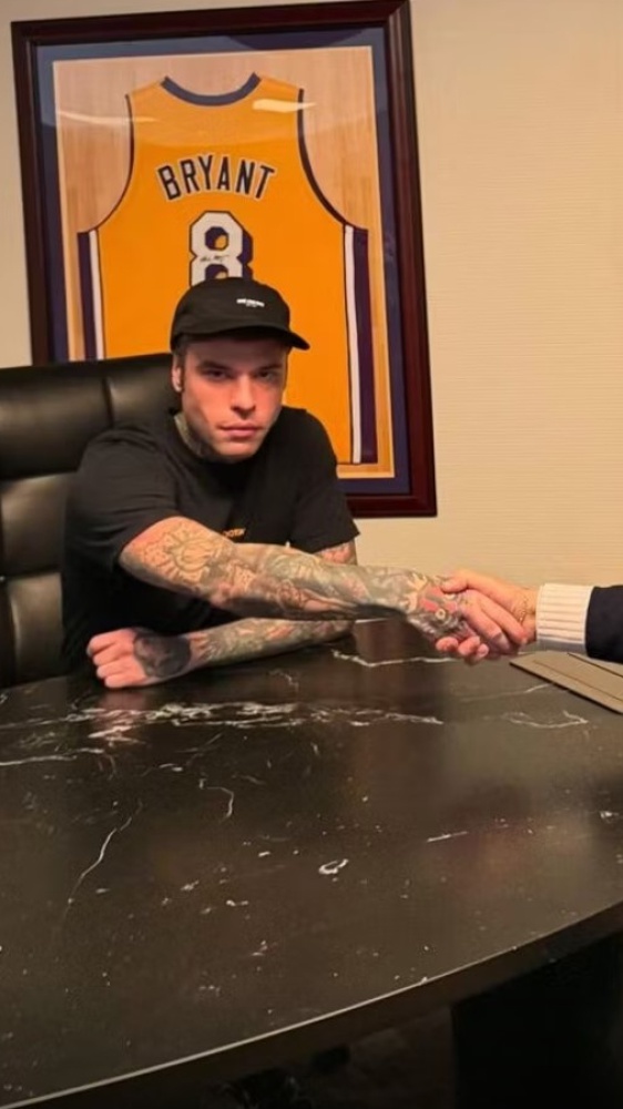 Fedez strizza l'occhio al mondo del calcio e spunta la stretta di mano con Luciano Moggi