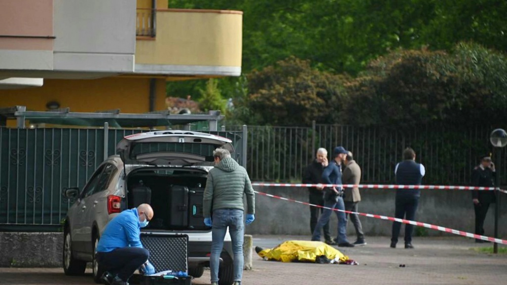 Fermata dai carabinieri la donna che ha ucciso un uomo e ferito la moglie, è successo oggi a Treviglio