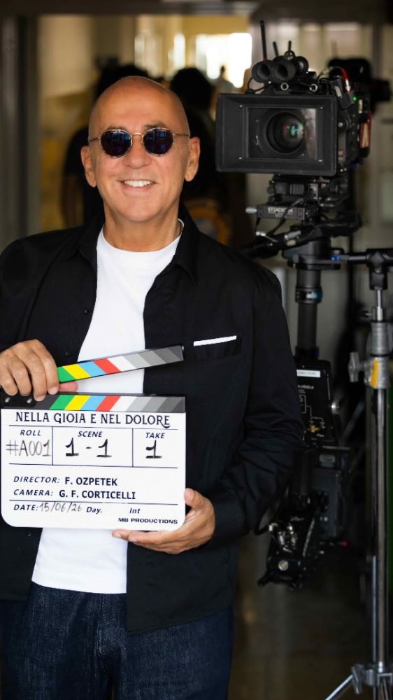 Ferzan Ozpetek torna sul set: al via a Roma le riprese di “Nella gioia e nel dolore”. Amanda Lear entra nel cast